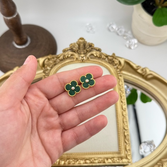 Lucky Alhambra Clover Earrings with Logo – Sterling Silver & Green Stone - Picture 4 of 7